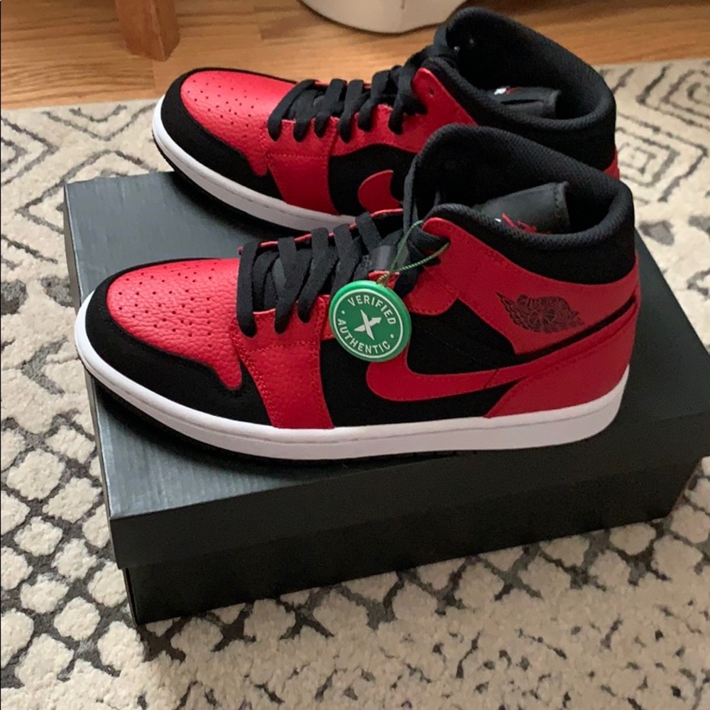 Air jordan 1 mid size 7 men or woman’s 8.5
